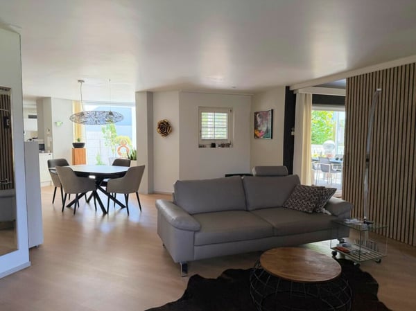 Hochwertige 2.5-Zimmerwohnung mit Terrasse und herrlichem Schlossblick 3