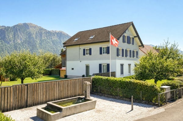 Ruhig gelegenes Einfamilienhaus mit vorbereiteter Einliegerwohnung, Scheune und traumhaften Garten 1
