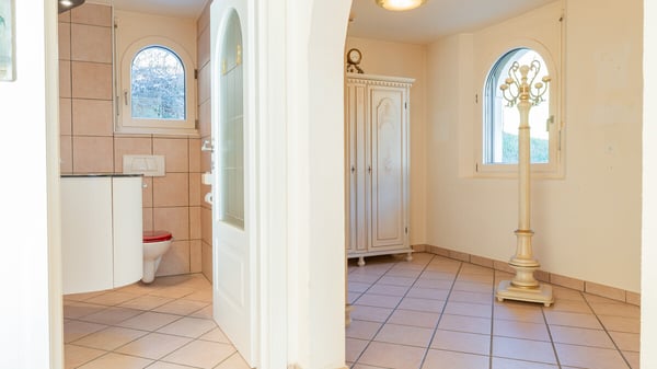 Grosszügiges Einfamilienhaus an ruhiger und sonniger Lage in Bitsch 6