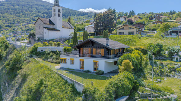 Zweifamilienchalet an ruhiger Lage in Vex 1