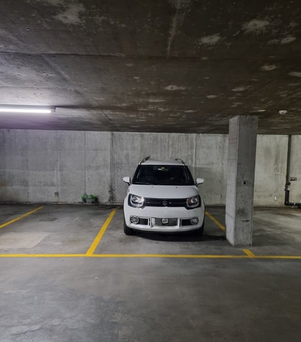 Parkplatz an zentraler Lage in der Einstellhalle LaPoste in Visp 1