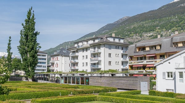 Aussichtsreiche 1.5-Zimmerwohnung am Schlossgarten von Brig 1