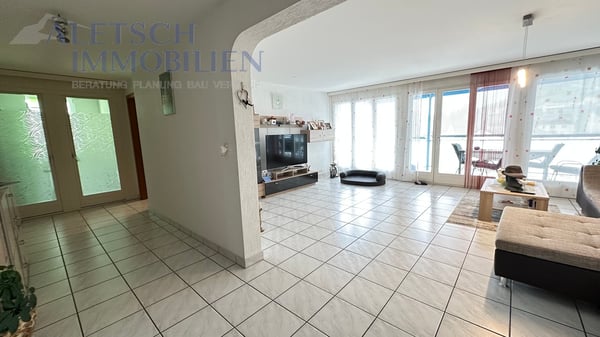Zentrale 4.5-Zimmer-Wohnung mit Süd gerichtetem Balkon, mitten im Dorf 4