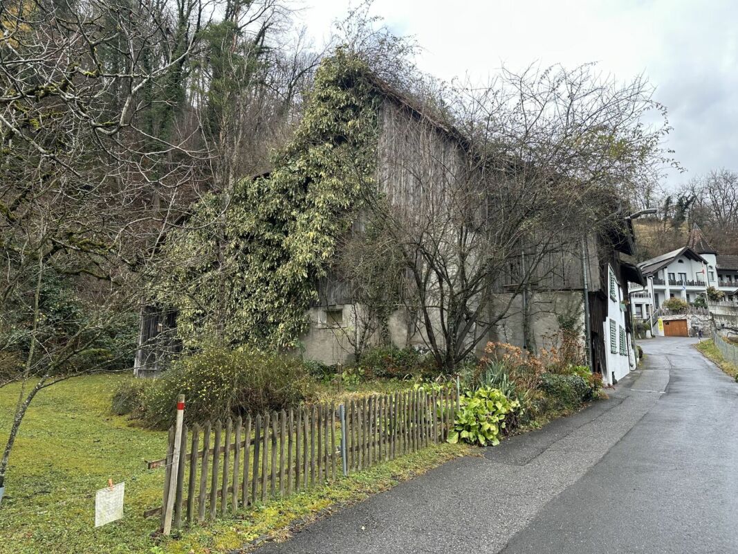 787 m2 Bauland in der Dorfkernzone Sevelen mit altem Wohnhaus und Scheune
