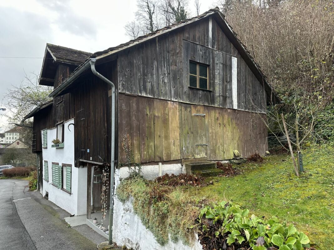 787 m2 Bauland in der Dorfkernzone Sevelen mit altem Wohnhaus und Scheune