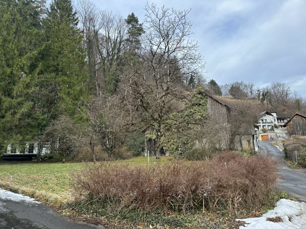 787 m2 Bauland in der Dorfkernzone Sevelen mit altem Wohnhaus und Scheune
