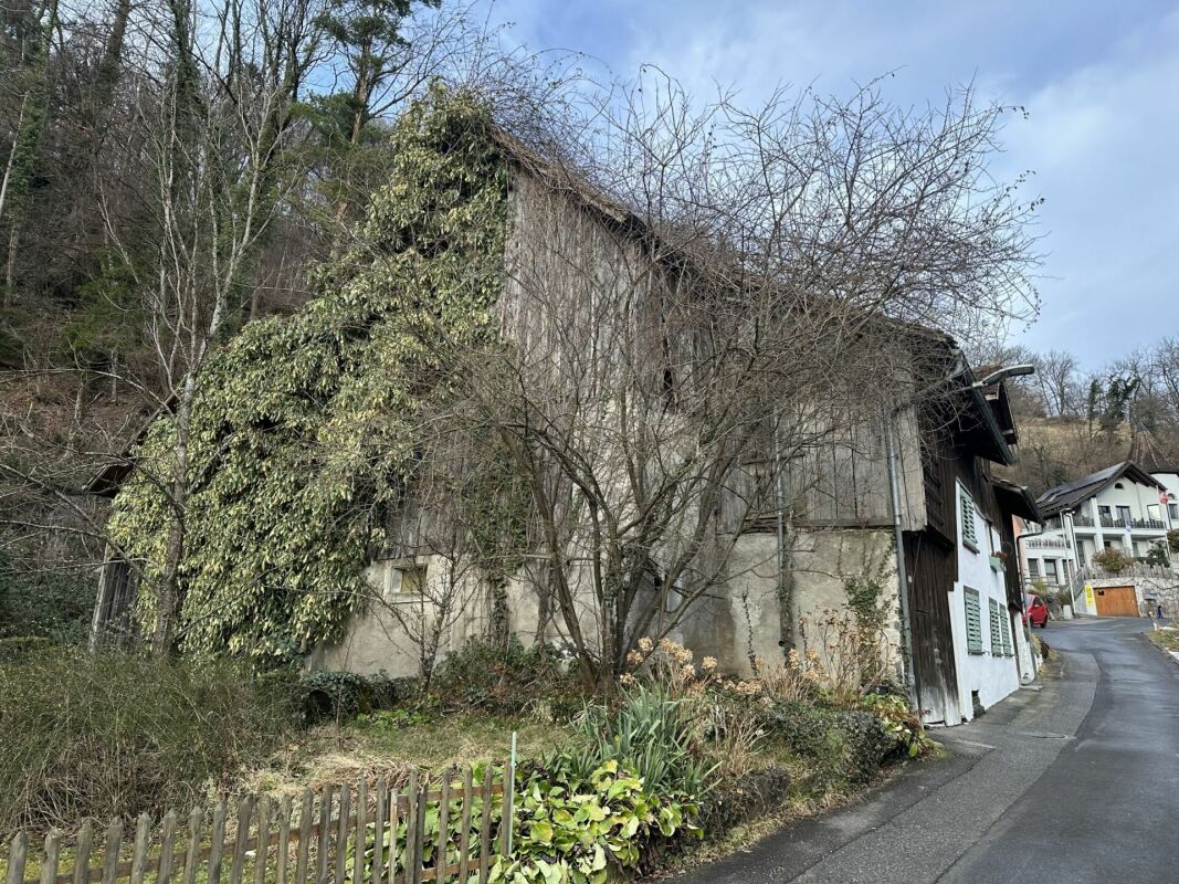 787 m2 Bauland in der Dorfkernzone Sevelen mit altem Wohnhaus und Scheune