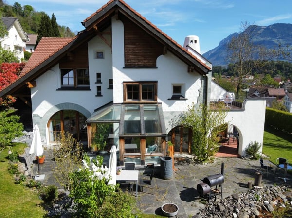 8 ½-Zi.-Einfamilienhaus mit 1 ½-Zi.-Wohnung an idyllischer Wohnlage mit herrlichem Weitblick 1