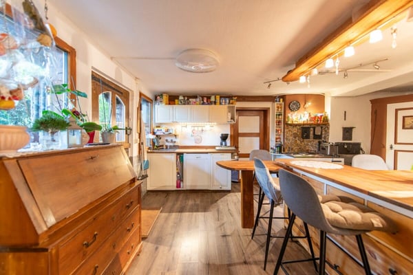 Grosses Bauernhaus direkt am Bach mit Landparzelle und Ausbaupotenzial 3