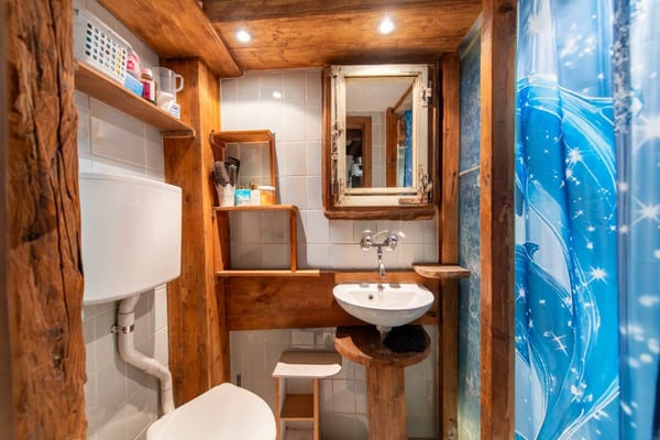 Grosses Bauernhaus direkt am Bach mit Landparzelle und Ausbaupotenzial 4