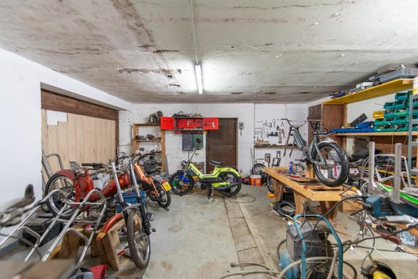 Grosses Bauernhaus direkt am Bach mit Landparzelle und Ausbaupotenzial 14