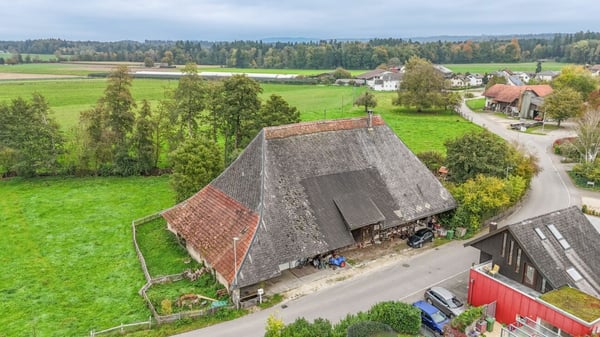 Grosses Bauernhaus direkt am Bach mit Landparzelle und Ausbaupotenzial 22