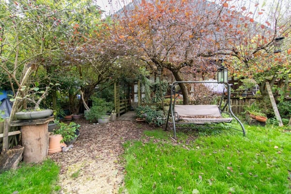 Grosses Bauernhaus direkt am Bach mit Landparzelle und Ausbaupotenzial 16