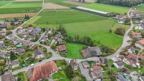Grosses Bauernhaus direkt am Bach mit Landparzelle und Ausbaupotenzial 25