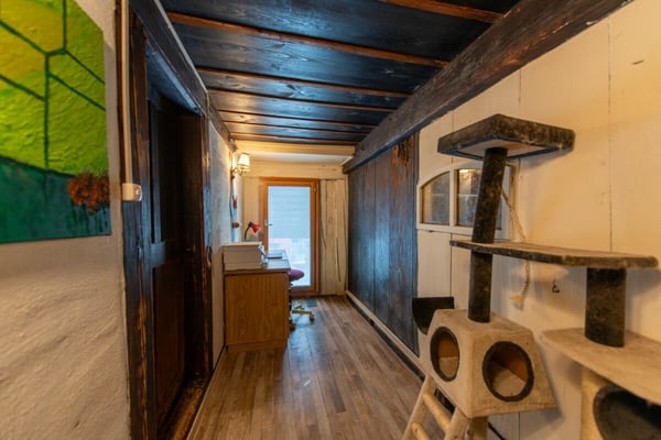 Grosses Bauernhaus direkt am Bach mit Landparzelle und Ausbaupotenzial 6