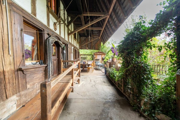 Grosses Bauernhaus direkt am Bach mit Landparzelle und Ausbaupotenzial 15