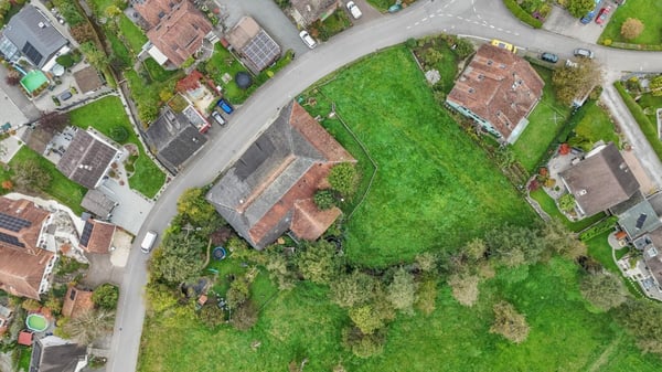 Grosses Bauernhaus direkt am Bach mit Landparzelle und Ausbaupotenzial 26