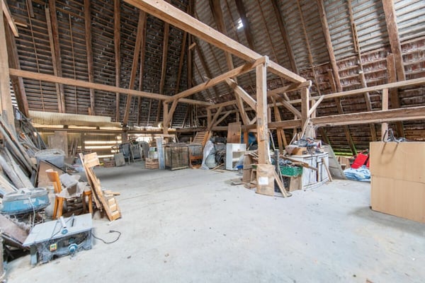 Grosses Bauernhaus direkt am Bach mit Landparzelle und Ausbaupotenzial 11