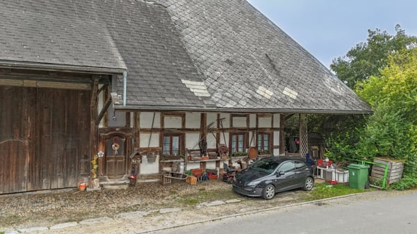 Grosses Bauernhaus direkt am Bach mit Landparzelle und Ausbaupotenzial 20