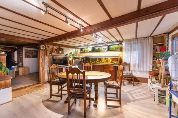 Grosses Bauernhaus direkt am Bach mit Landparzelle und Ausbaupotenzial 2