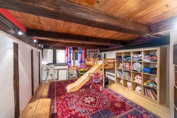 Grosses Bauernhaus direkt am Bach mit Landparzelle und Ausbaupotenzial 9