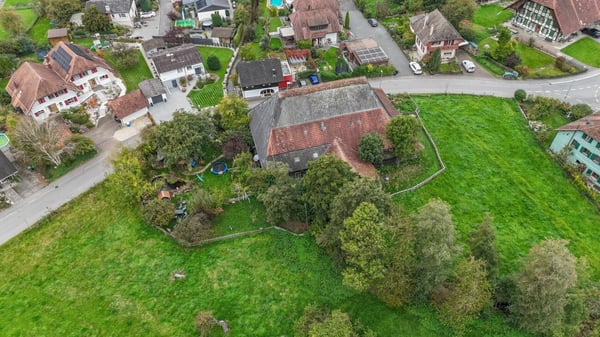 Grosses Bauernhaus direkt am Bach mit Landparzelle und Ausbaupotenzial 24