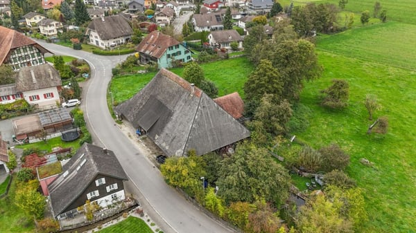 Grosses Bauernhaus direkt am Bach mit Landparzelle und Ausbaupotenzial 23