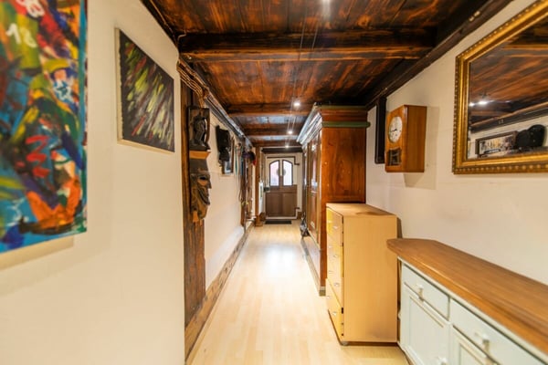 Grosses Bauernhaus direkt am Bach mit Landparzelle und Ausbaupotenzial 5