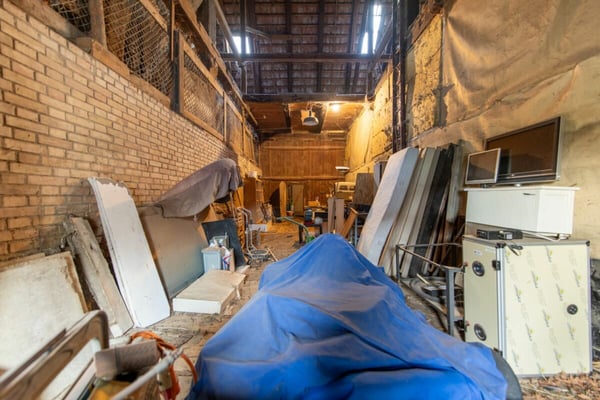 Grosses Bauernhaus direkt am Bach mit Landparzelle und Ausbaupotenzial 12