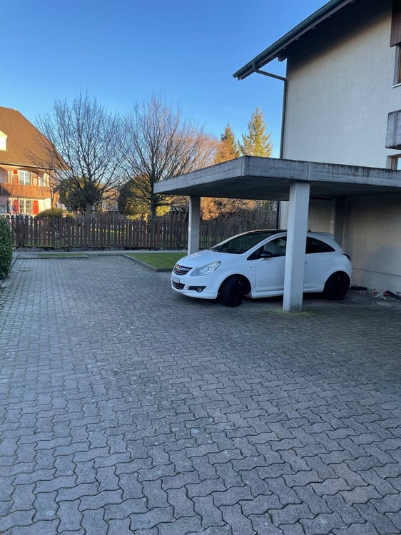 Autounterstand mitten in Bätterkinden 2