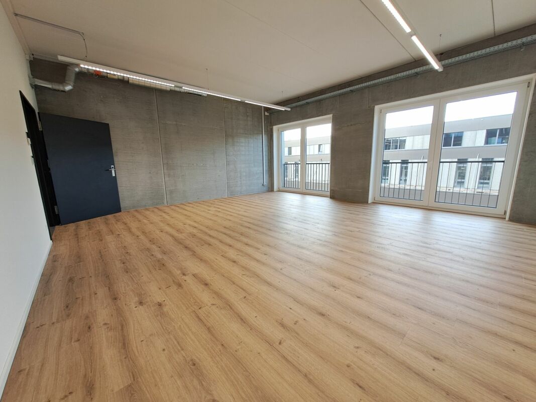 Attractive office with 107m2 in commercial building for rent