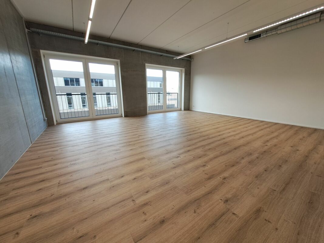 Attractive office with 107m2 in commercial building for rent