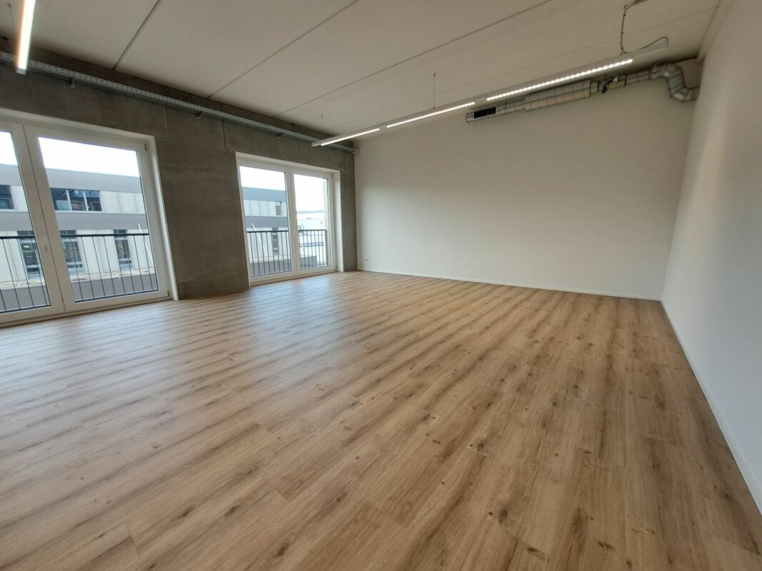 Attractive office with 107m2 in commercial building for rent