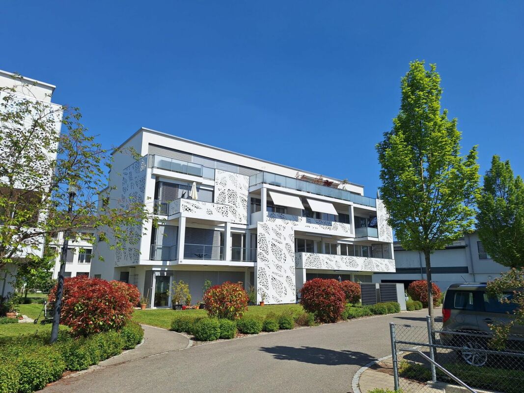 Attraktive 4.5 Zimmerwohnung mit grossem Balkon in Seenähe!