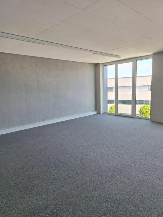 Helle Bürofläche mit 53 m² an zentraler Lage in Gewerbehaus 2