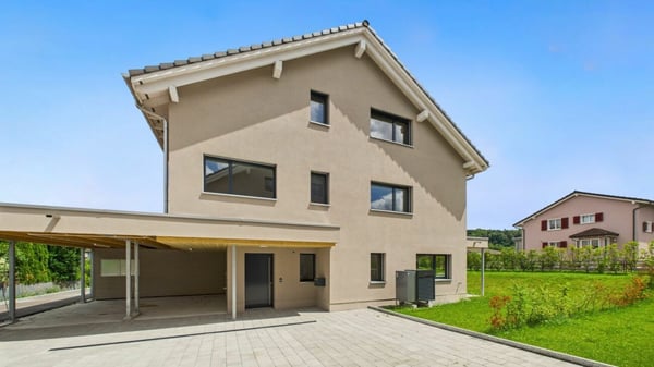 Neubau-Traum: Modernes 1.5-Zimmer-Haus mit Sitzplatz 1