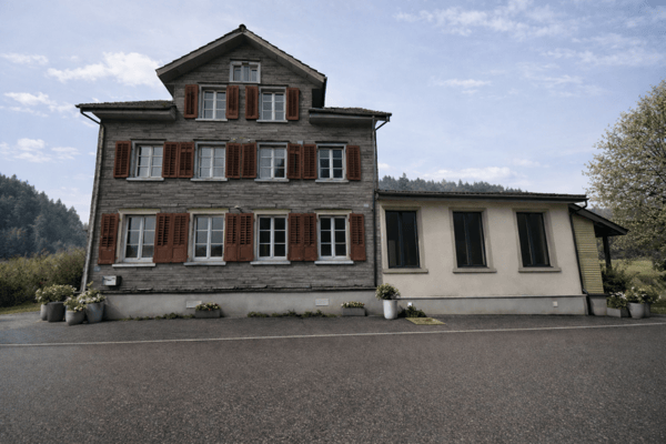 Charmante Landliegenschaft mit Wohn- und Geschäftsräumen 1