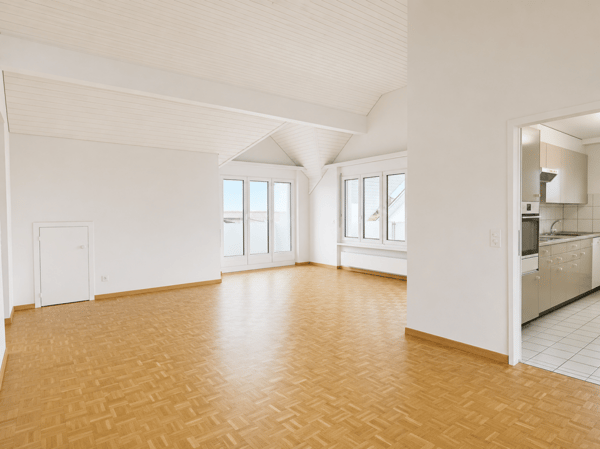Teilsanierte 3.5-Zimmer-Dachwohnung mit 3 Balkonen 2