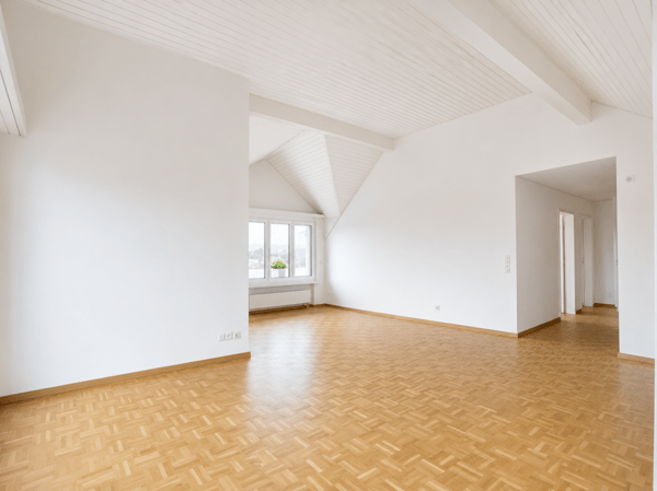 Teilsanierte 3.5-Zimmer-Dachwohnung mit 3 Balkonen 3