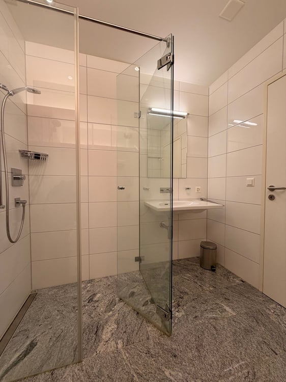 Modernes 2.5-Zimmer-Büro mit Küche & Bad – Toplage bei Tram St. Katharinen 4
