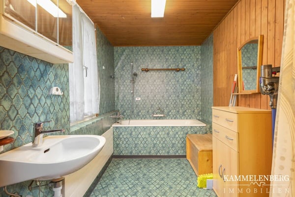 2 Familienhaus mit 11 Zimmer und 4 Garagenplätzen 24