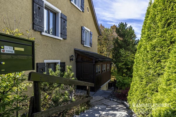 2 Familienhaus mit 11 Zimmer und 4 Garagenplätzen 2