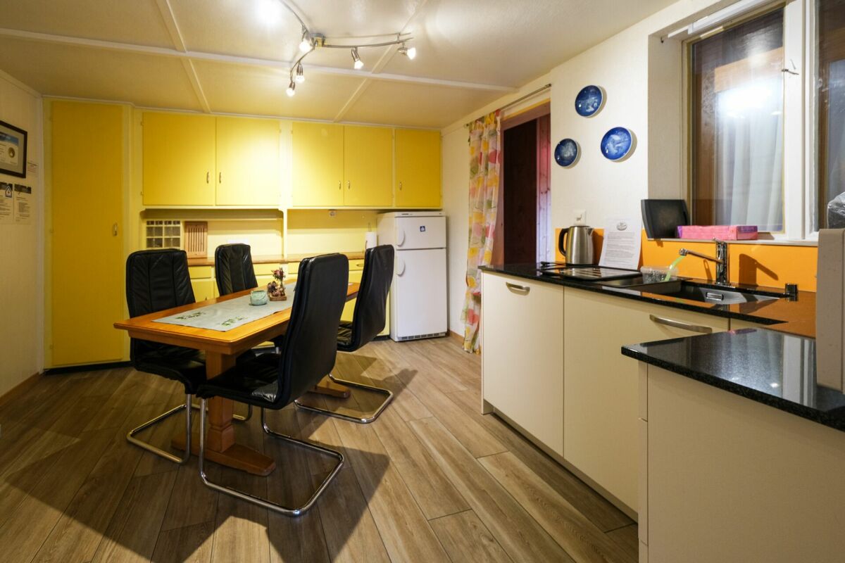 Immeuble d'appartements avec beaucoup d'espace de stockage et de locaux de stockage