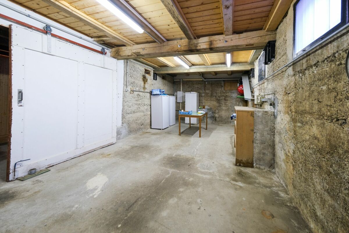 Immeuble d'appartements avec beaucoup d'espace de stockage et de locaux de stockage