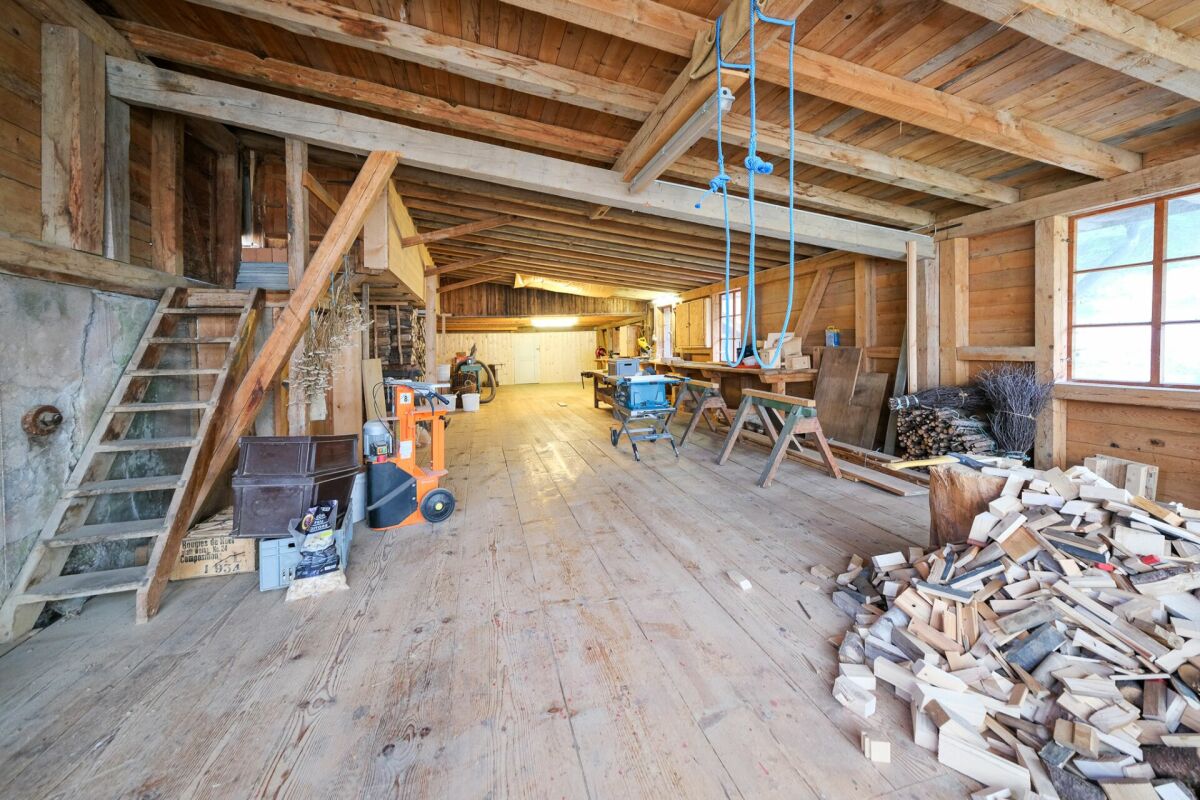 Immeuble d'appartements avec beaucoup d'espace de stockage et de locaux de stockage