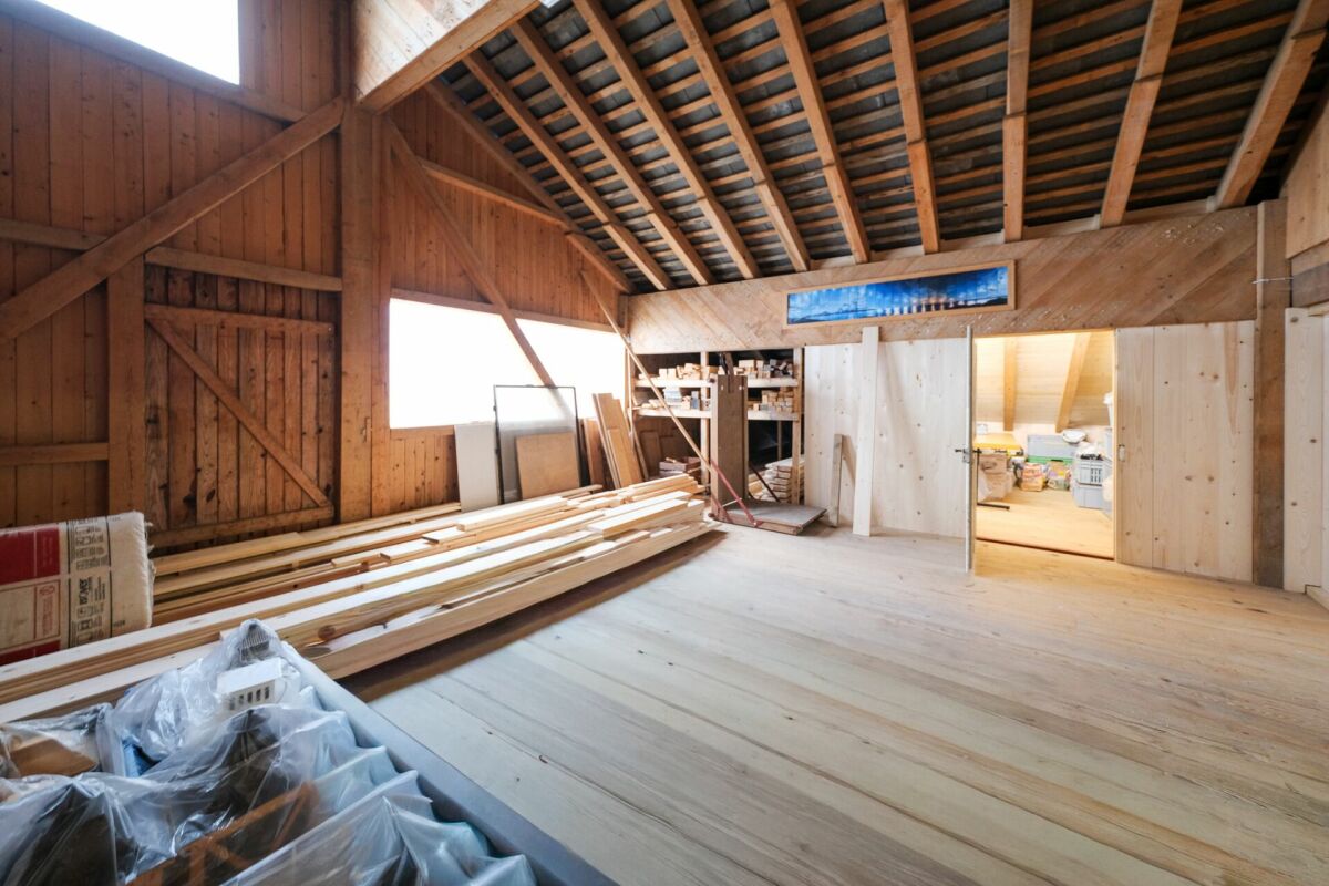 Immeuble d'appartements avec beaucoup d'espace de stockage et de locaux de stockage