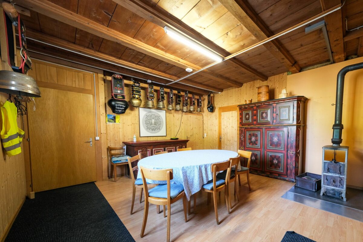Immeuble d'appartements avec beaucoup d'espace de stockage et de locaux de stockage