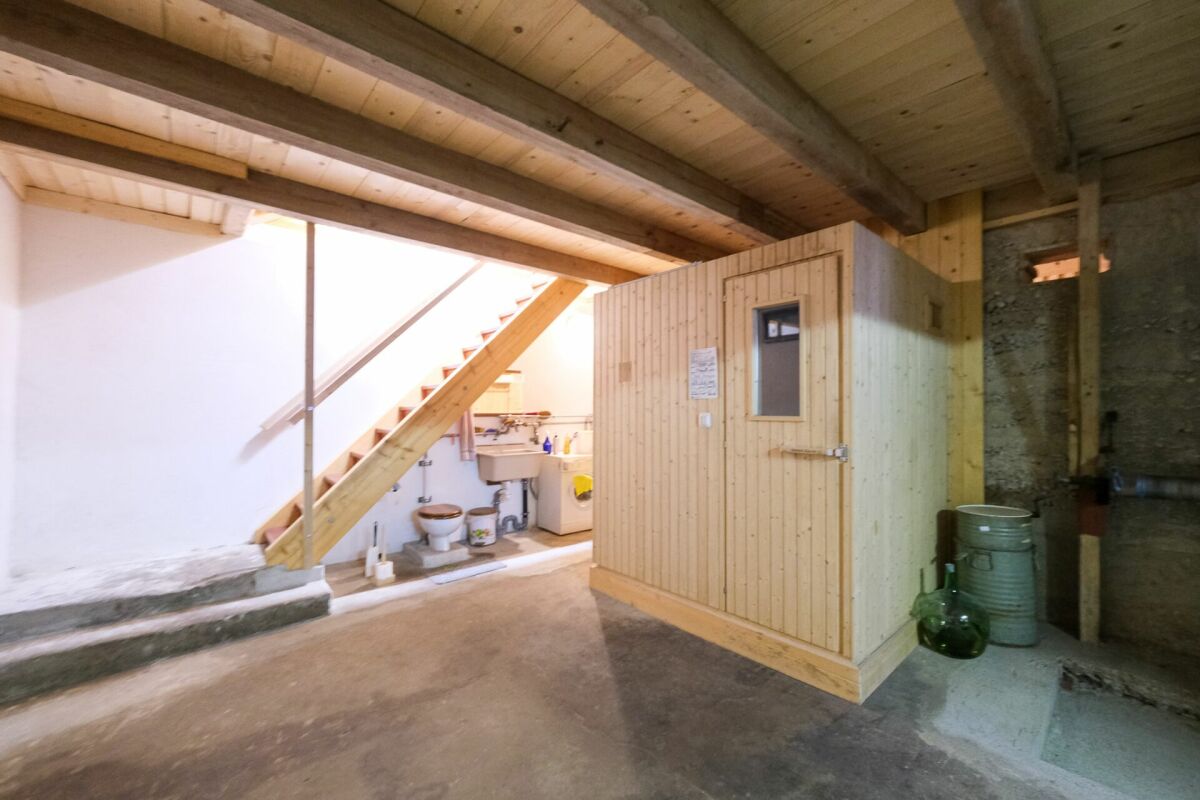 Immeuble d'appartements avec beaucoup d'espace de stockage et de locaux de stockage