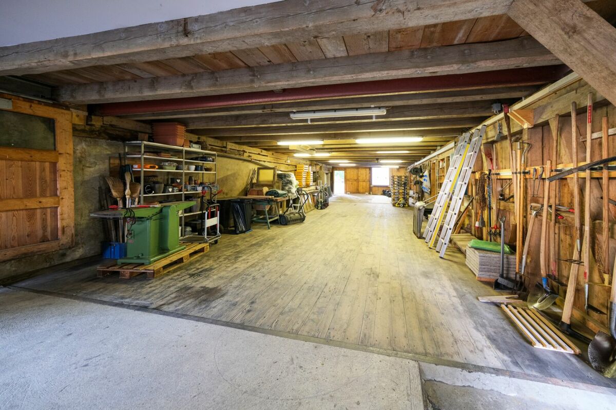 Immeuble d'appartements avec beaucoup d'espace de stockage et de locaux de stockage