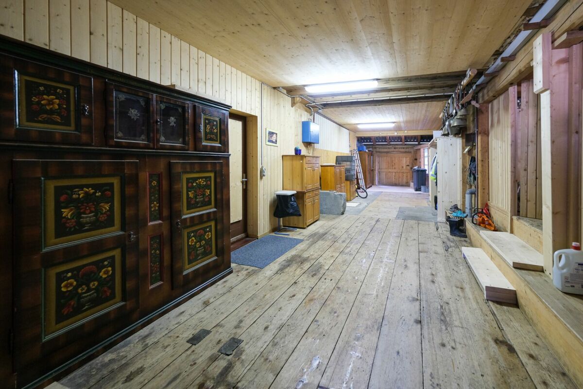 Immeuble d'appartements avec beaucoup d'espace de stockage et de locaux de stockage